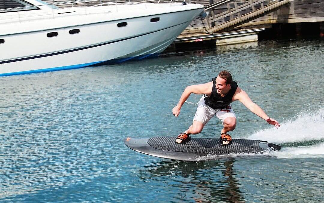 Radinn : voici la première planche de surf électrique !