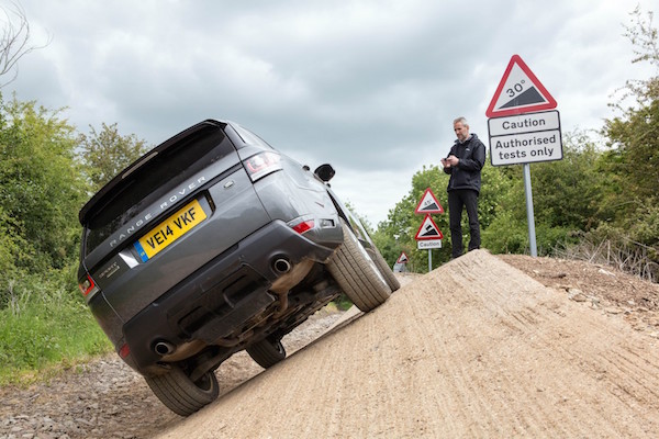 Land Rover présente une voiture pilotée par iPhone !