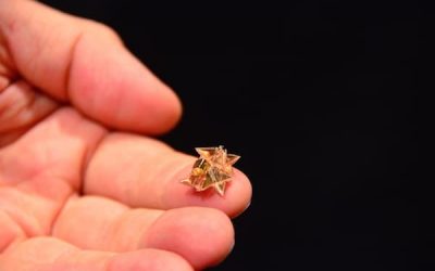 Ce robot origami miniature se déplace, nage et transporte des charges tout seul…