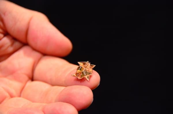 Ce robot origami miniature se déplace, nage et transporte des charges tout seul…