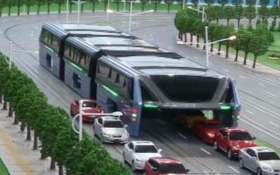 Voici le TEB, un bus étonnant qui évite les embouteillages !