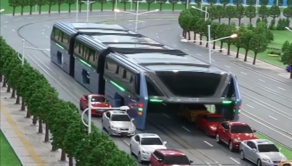 Voici le TEB, un bus étonnant qui évite les embouteillages !