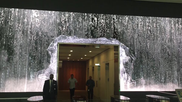 Cet immense écran LED est tout simplement époustouflant…