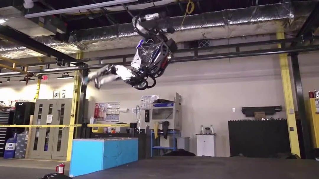 Le robot Atlas de Boston Dynamics réalise un salto