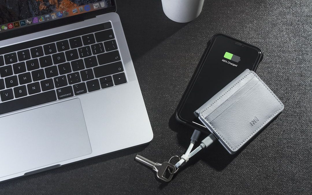 Iné : le premier porte-cartes avec batterie intégrée et anti-RFID !