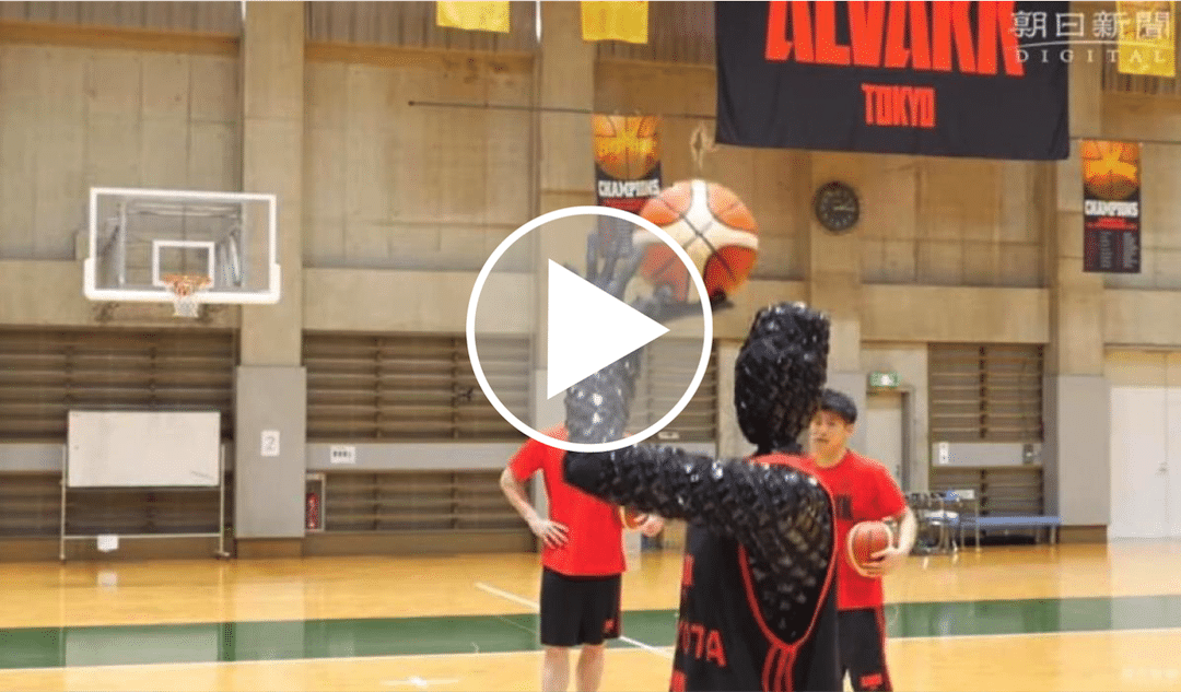 Découvrez ce joueur de Basket d’un nouveau genre qui ne rate aucun panier !