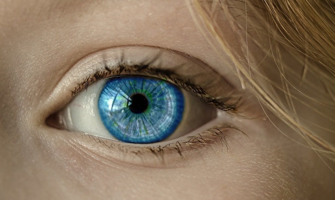 yeux lumiere bleue